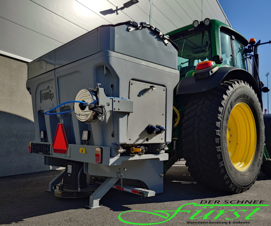 HILLTIP IceStriker 1150TR in Grau an einem John Deere 6430 Traktor